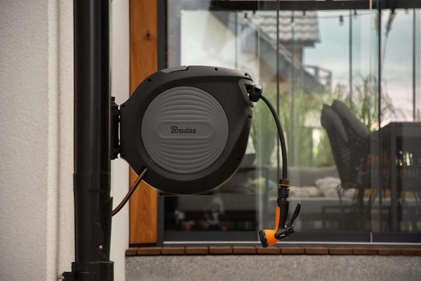 Bradas Wandlslangbox Black Line 13mm (1/2") 20 meter automatisch oprolbaar